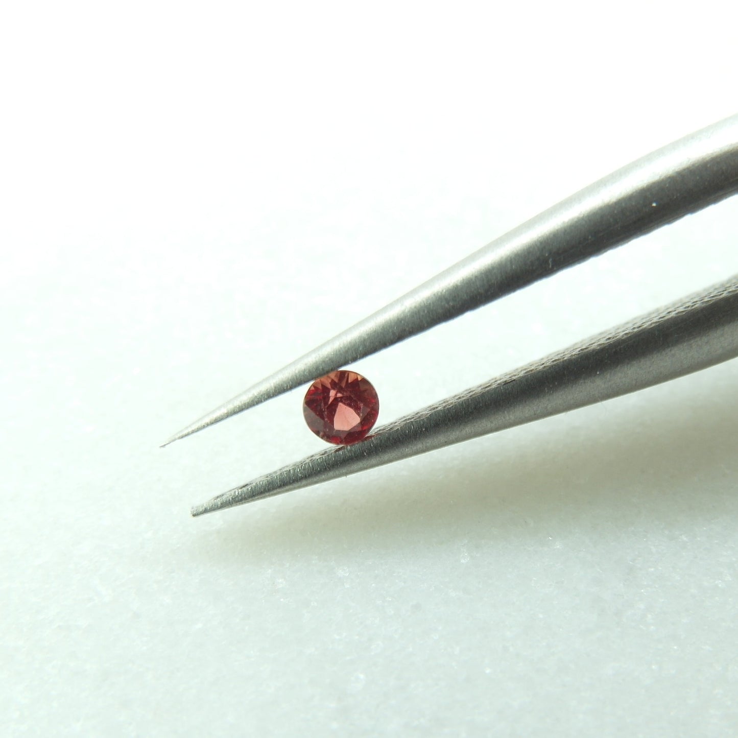 Zafiro Naranja - 0.04 ct  - 1.9x1.2 mm
